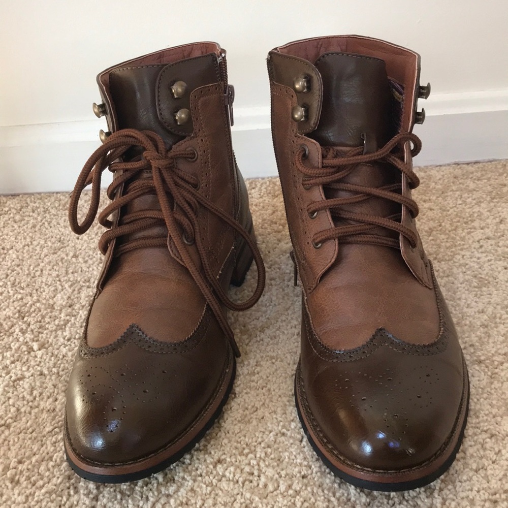 Polar fox SZ 8, men’s faux leather wing tip boots